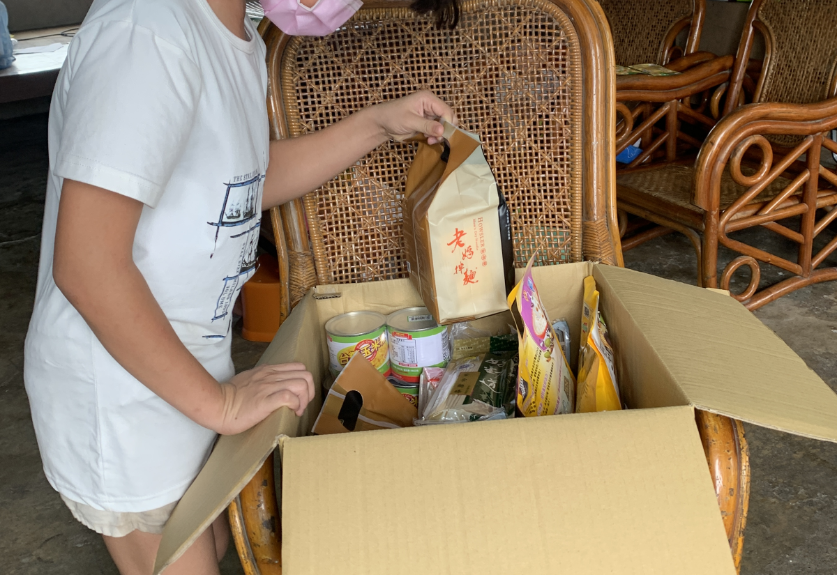 偏鄉學童收到兒福聯盟提供的營養物資箱。